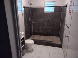 Toalhas de banho, sabonete, papel higiênico 