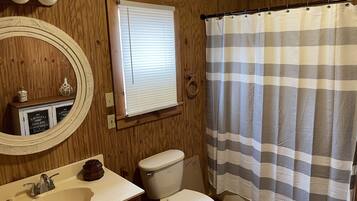 シャワー付き浴槽、ヘアドライヤー、タオル、トイレットペーパー