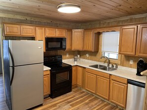 Fridge, microwave, oven, stovetop - Crappie Fishing, Hunting, ATV Trails, Boating, Fishing, State Park, Camping (Oakland)