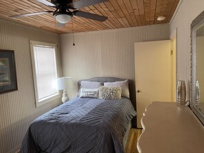 4 bedrooms, in-room safe, free WiFi, bed sheets - Crappie Fishing, Hunting, ATV Trails, Boating, Fishing, State Park, Camping (Oakland)