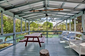 Outdoor dining - River View Retreat LLC (New Braunfels)