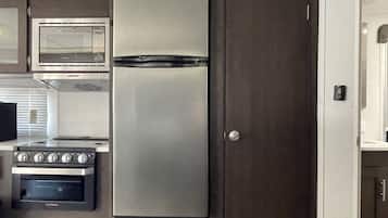 Fridge, microwave, oven, coffee/tea maker