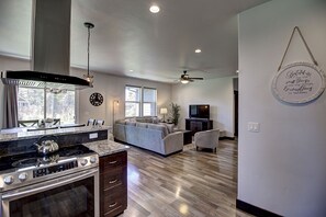 Refrigerador, microondas, horno y parrilla de estufa 