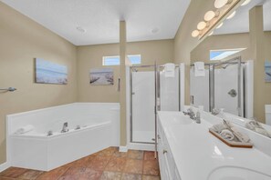 Ein modernes Badezimmer mit Badewanne, Dusche und Waschtisch.
