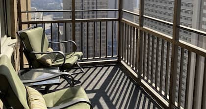 Dazzling Penthouse....Downtown Atlanta...Free Reserved Parking