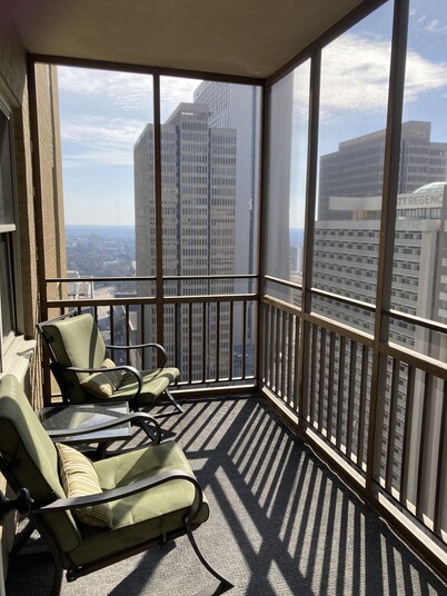 Dazzling Penthouse....Downtown Atlanta...Free Reserved Parking