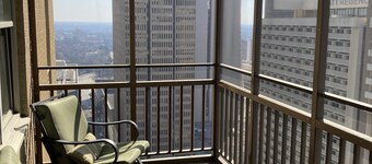 Dazzling Penthouse....Downtown Atlanta...Free Reserved Parking