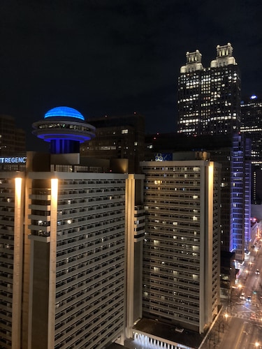 Dazzling Penthouse....Downtown Atlanta...Free Reserved Parking
