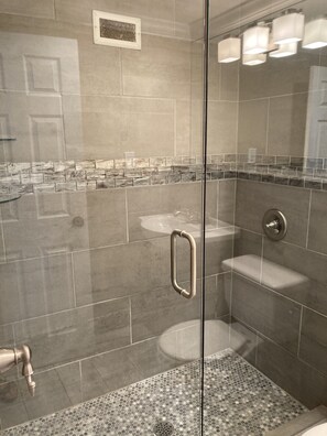 Douche, séchoir à cheveux, serviettes fournies, papier de toilette
