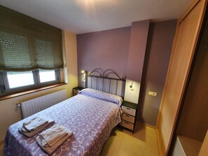 2 bedrooms, iron/ironing board, bed sheets
