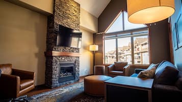 Een televisie en een open haard