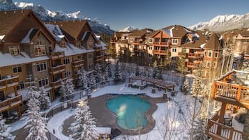 Een buitenzwembad, een verwarmd zwembad