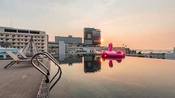 Piscina externa, funciona das 9h às 19h, espreguiçadeiras