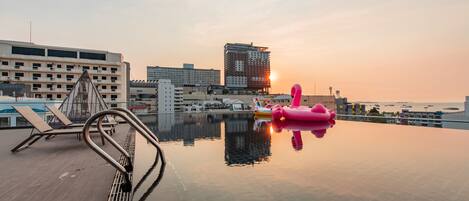 Outdoor pool, open 9:00 AM to 7:00 PM, pool loungers