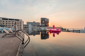Una piscina al aire libre (de 09:00 a 19:00), tumbonas