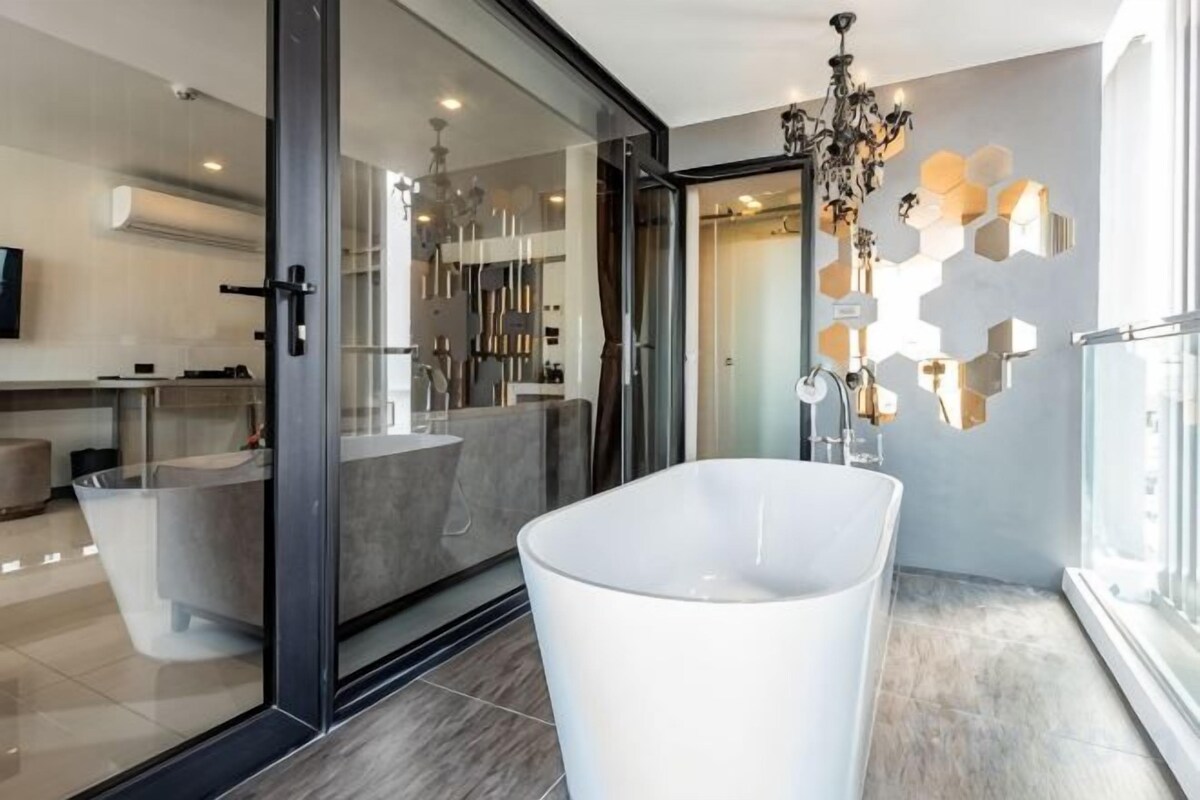 Badkamer | Een aparte badkuip en douche, gratis toiletartikelen, een haardroger