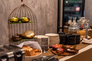 Tägliches einheimisches Frühstück gegen Gebühr