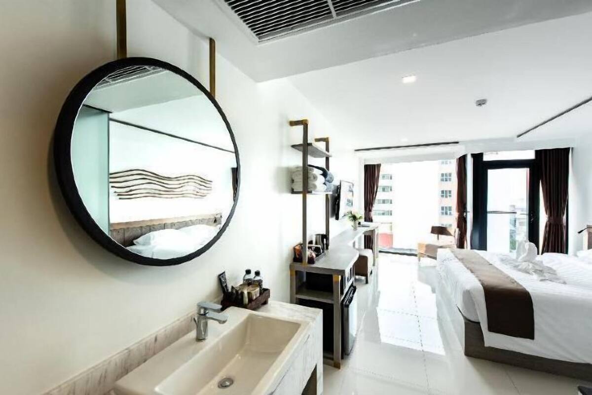 Free minibar, in-room safe, desk, blackout curtains