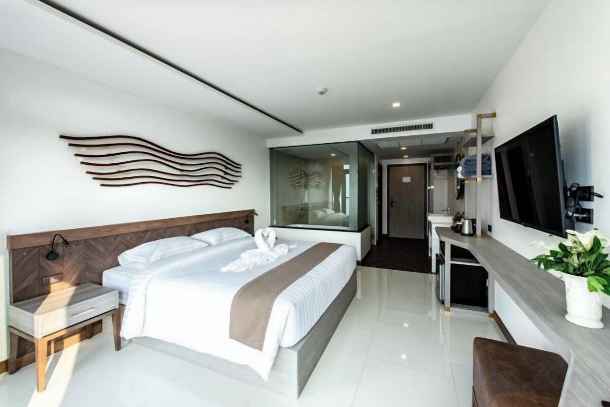 Minibar con artículos gratuitos, caja fuerte, escritorio