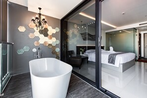 Habitación doble ejecutiva | Artículos del minibar gratis y caja de seguridad en la habitación