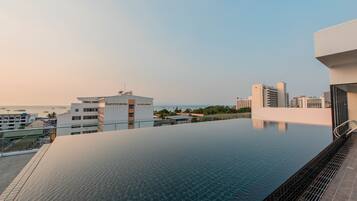 Piscina externa, funciona das 9h às 19h, espreguiçadeiras