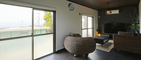 Casa básica, 2 habitaciones, no fumadores | Zona de estar | Televisión de pantalla plana de 40 pulgadas con canales digitales