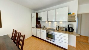 Kühlschrank, Mikrowelle, Ofen, Geschirrspüler