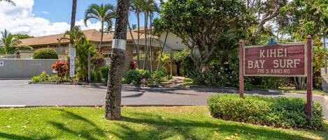 Une enseigne pour Kihei Bay Surf, située au 715, route S. Kihei.