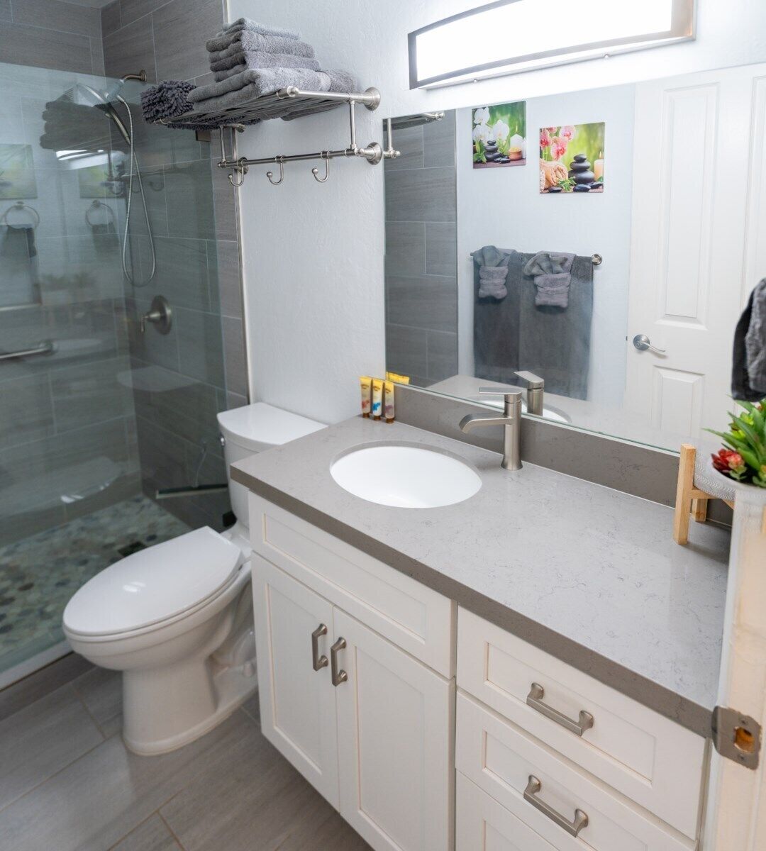 Combined shower/tub, hair dryer, towels