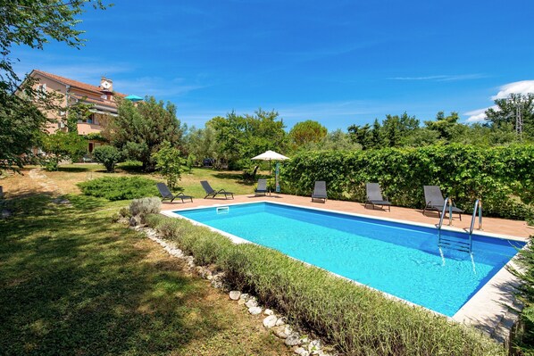 En säsongsöppen utomhuspool