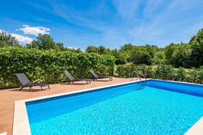 En säsongsöppen utomhuspool