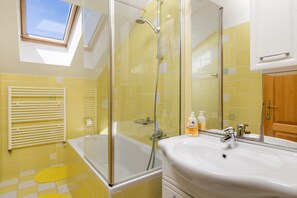 Combined shower/bathtub, towels, soap, shampoo - Pool Suite Glavotok at Krk Island (Krk)