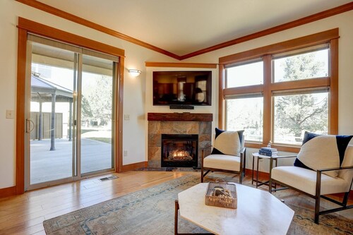 Fantastic Eagle Crest Home on Greenspace, Community Pool, Hot Tub, Golf, Tennis, Fireplace, Trails