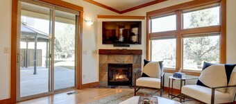 Fantastic Eagle Crest Home on Greenspace, Community Pool, Hot Tub, Golf, Tennis, Fireplace, Trails