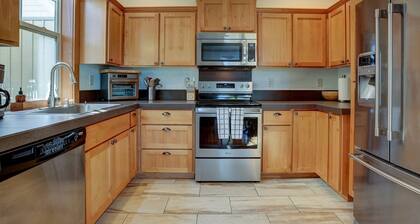 Fantastic Eagle Crest Home on Greenspace, Community Pool, Hot Tub, Golf, Tennis, Fireplace, Trails