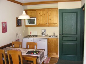 Fridge, microwave, oven, stovetop - SUN AND SNOW (La Plagne tarentaise les coches)