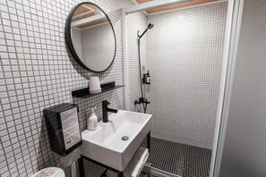 Shower, rainfall showerhead, free toiletries, hair dryer - ZZ Inn (Magong)