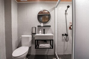 Shower, pancuran hujan, perlengkapan mandi gratis, dan pengering rambut