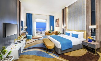 Minibar, caja de seguridad en la habitación y escritorio 