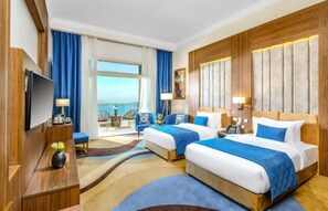 Minibar, brankas, meja kerja, dan kedap suara