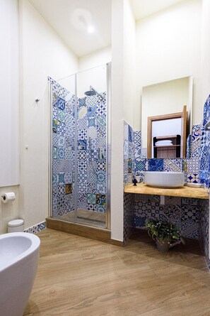Douche, articles de toilette gratuits, sèche-cheveux, bidet