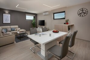 Villa | Dining room