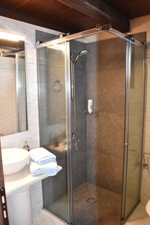 Douche, séchoir à cheveux, serviettes fournies, savon