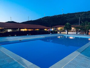 Habitación, 1 habitación, accesible para personas con discapacidad, fumadores | Piscina | Una piscina al aire libre