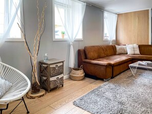 Departamento, 2 habitaciones, para fumadores, sauna | Área de sala de estar | Televisión