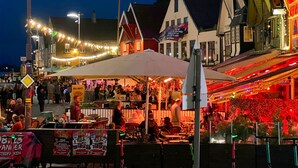 A bustling outdoor market with tents and tables, surrounded by traditional buildings with distinct architectural features. - BnB Apartment 1 Nice & Cozy"central 2 Rooms by Berti (Stavanger)