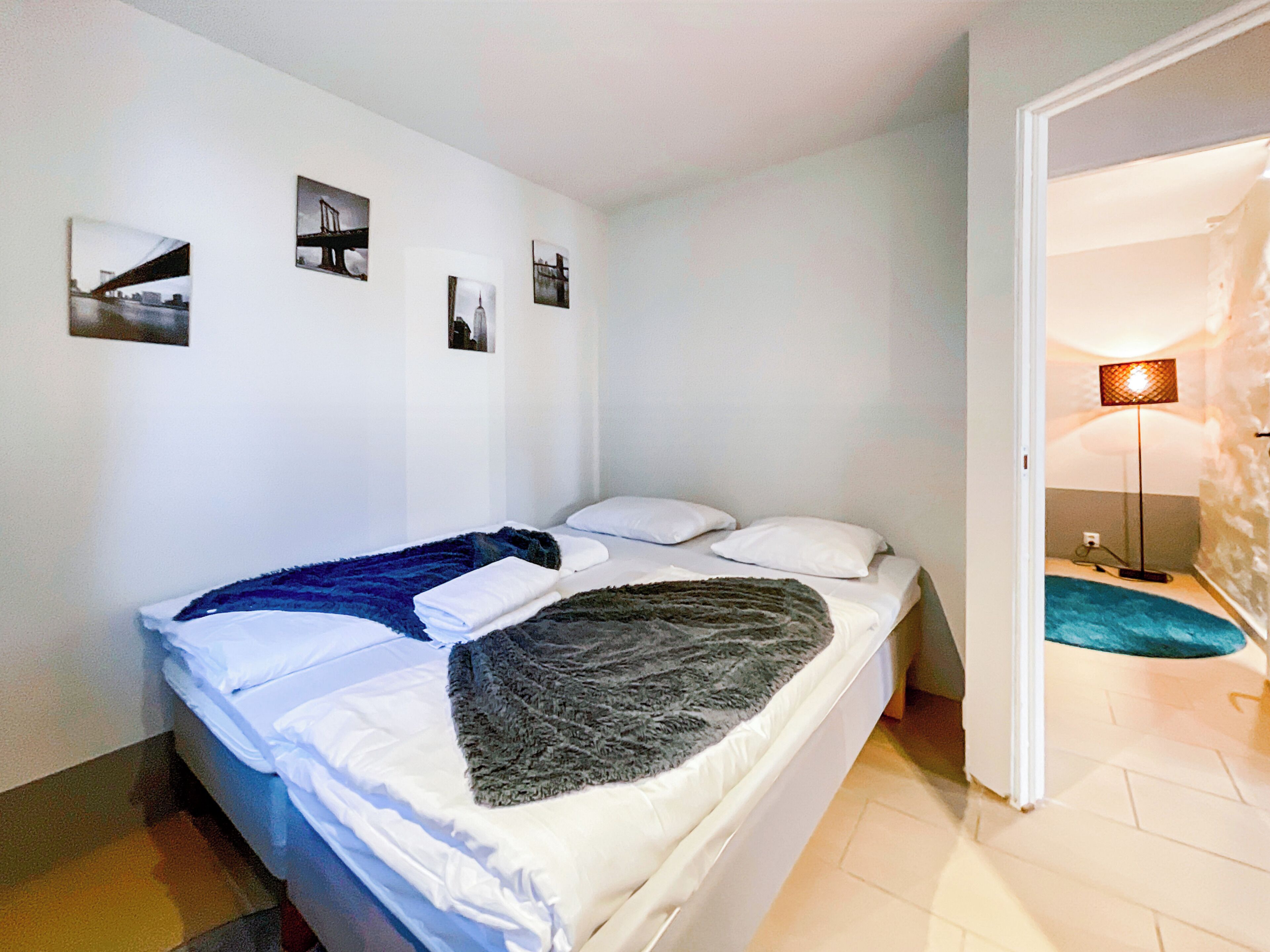 3 bedrooms, travel cot