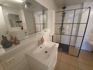 Apartemen, 2 kamar tidur, Boleh Merokok | Kamar mandi | Sabun dan sampo