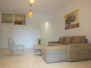 Huoneisto, 1 makuuhuone, esteetön, parveke | Olohuone