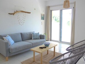 Apartment, 2 Bedrooms, Accessible, Balcony | Living room
